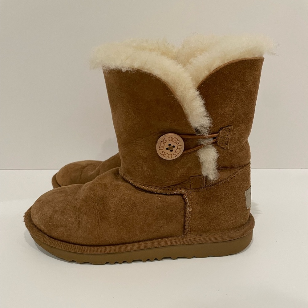 Girls Size 2 Ugg Boots Great Condition